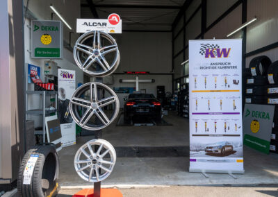 Werbe-Displays vor dem Gebäude von AutoTechnik Schulte