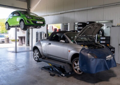 Wartung von Fahrzeugen in der Werkstatt von AutoTechnik Schulte