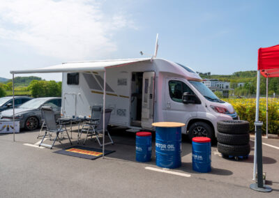 Wohnmobil vor dem Gebäude von AutoTechnik Schulte