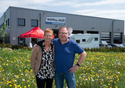 Susanne Bohne und Dirk Schulte vor der Werkstatt von AutoTechnik Schulte